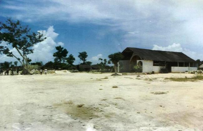 1995 La iglesia de la colonia Colosio sobre la 30 AV.   comenzo como un grande pero modesto galeron